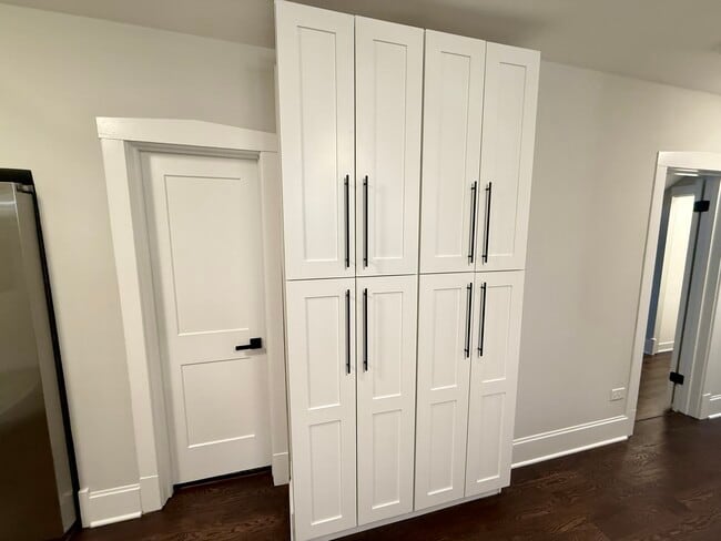 Building Photo - 5942 W Eastwood Ave