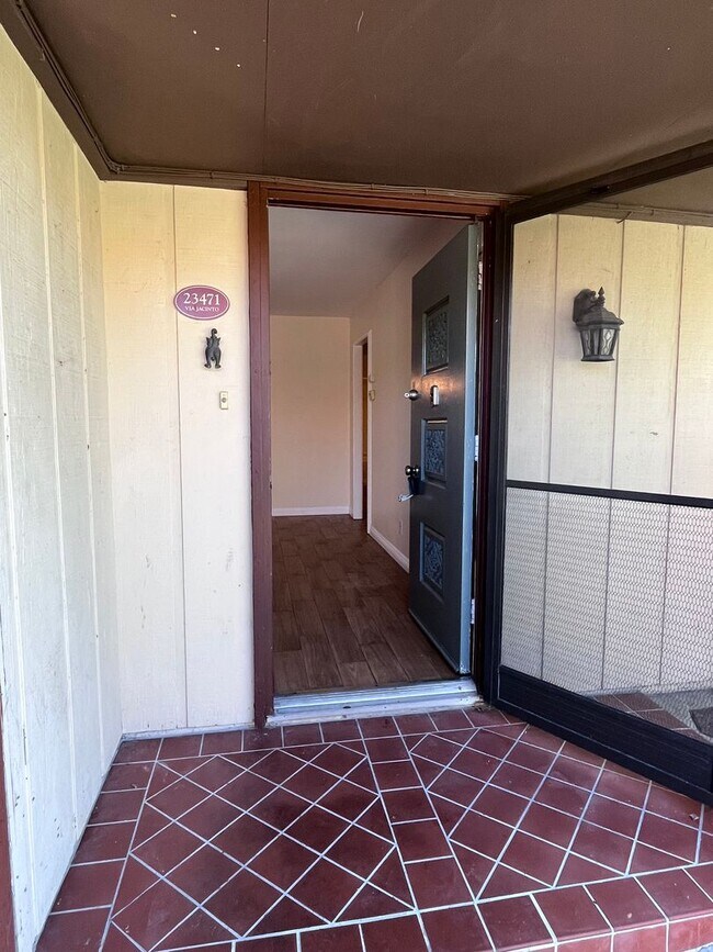 Foto del edificio - SINGLE STORY 3 BR/ 2 HOME WITH 2 CAR GARAGE