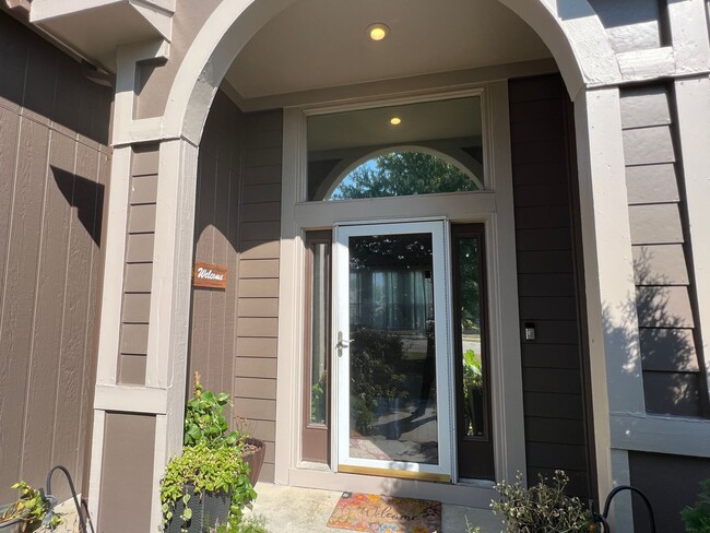 Building Photo - 3 BR/2.5BA | Newly Renovated Two-Story Single-Family Home on a Cul-de-Sac |  Fenced backyard !