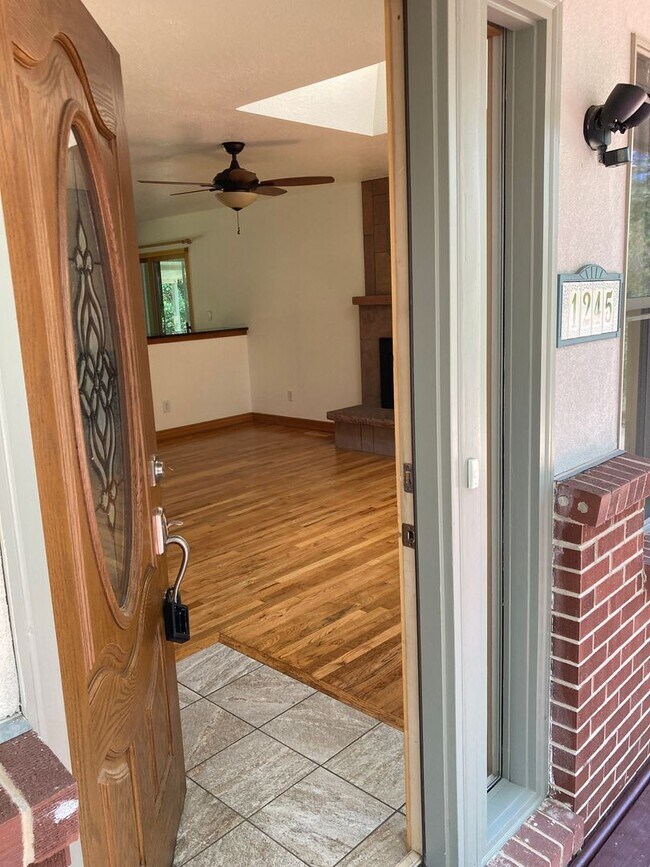 Foto del edificio - Wonderful 4 Bedrooms, 3 FULL BATHS Home in...