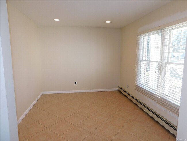Building Photo - 6 Hillview Ct