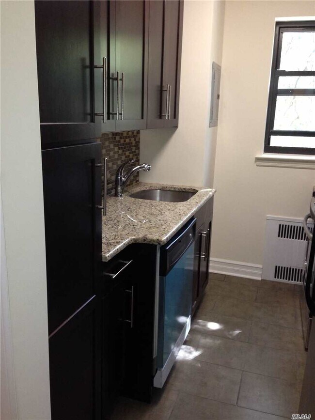 Foto del edificio - 160 S Middle Neck Rd