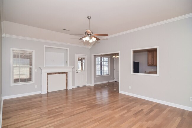 Building Photo - 3 Bedroom Beauty