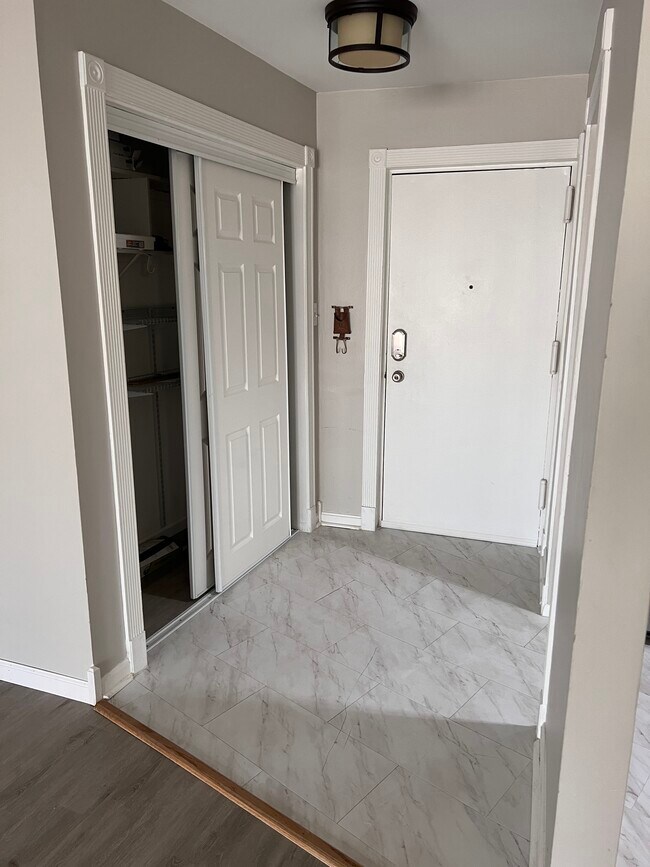 Building Photo - 5808 Royal Ridge Dr
