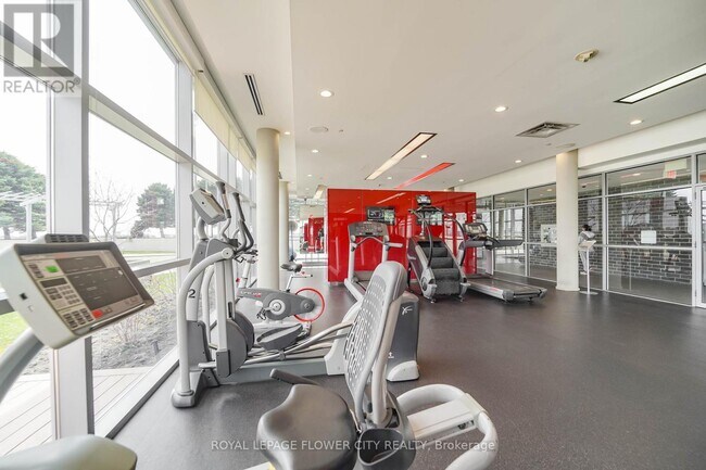 Photo du bâtiment - 125 Village Green Square