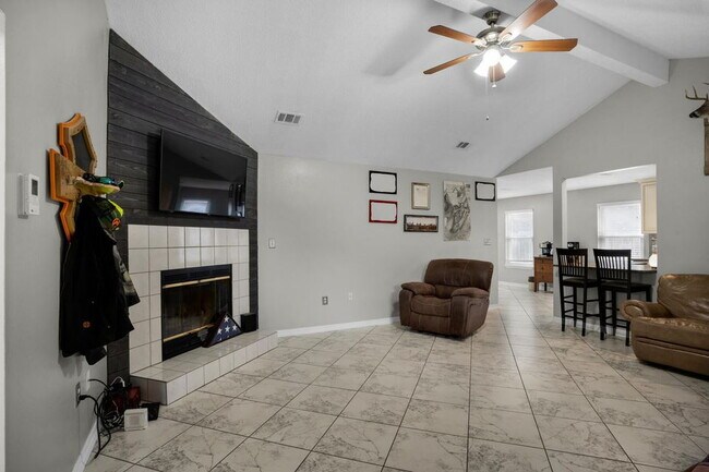 Foto del edificio - Featuring 3 spacious bedrooms and 2 full b...