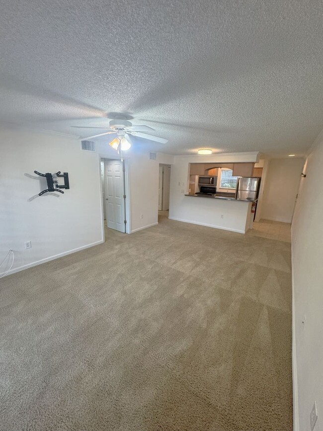 Building Photo - Beautiful Condo in the Fountains near beaches