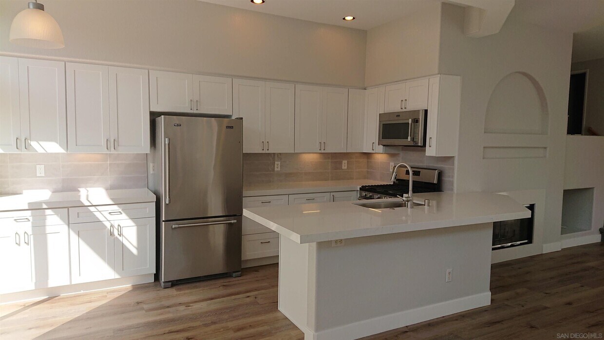 Foto principal - 7659 Hazard Center Dr