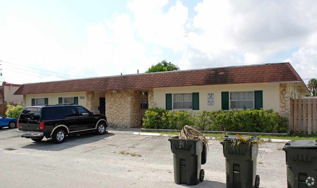 Foto del edificio - 780-790 NE 46th Ct