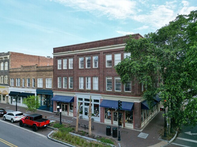 Foto del edificio - 321 W Broughton St