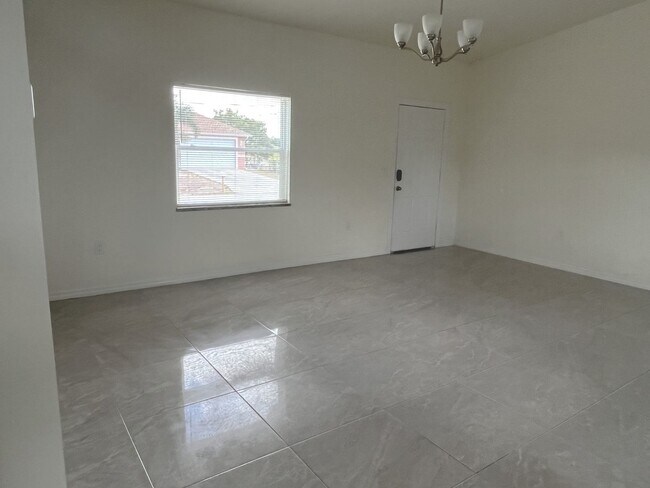 Building Photo - Move in Ready, Three Bed/2 bath-Close to S...