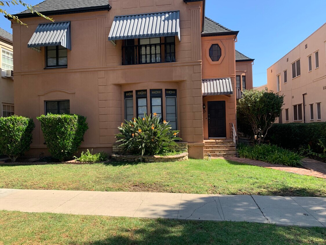 4plex building - front lower unit - 208 S Reeves Dr