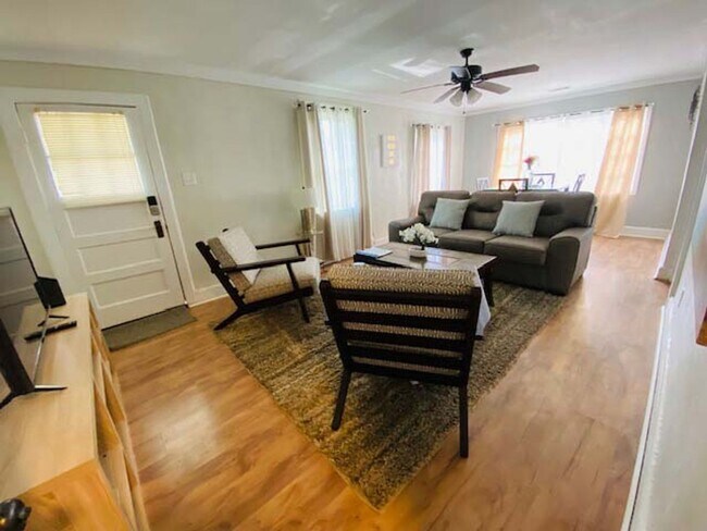 Foto del edificio - 3 bedrooms /2 bathrooms