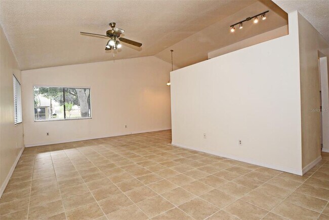 Building Photo - 709 Castlewood Dr