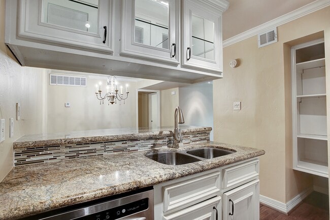 Building Photo - 1601 S Shepherd Dr