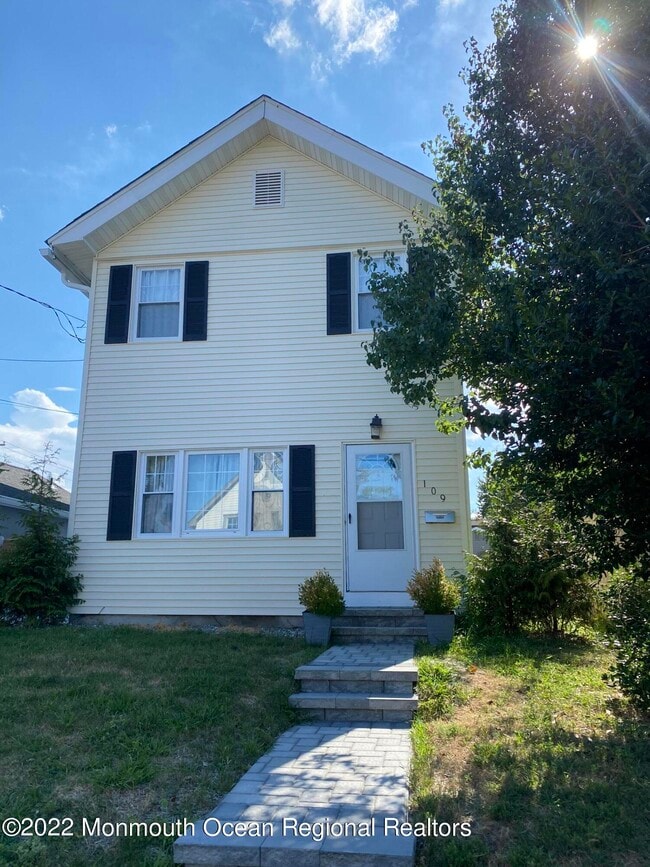 Building Photo - 109 E River Rd
