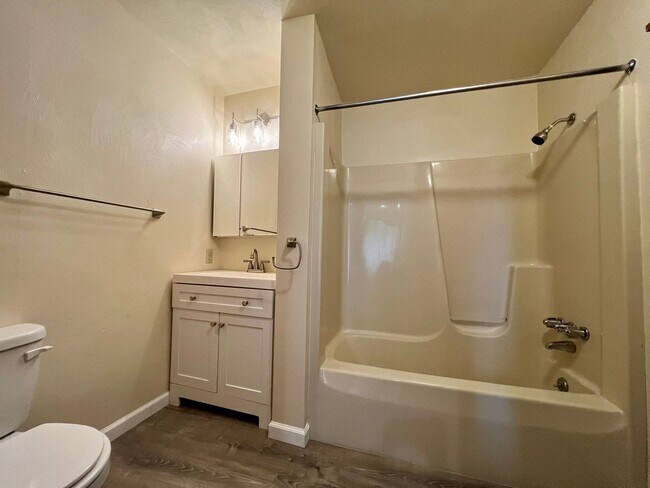 Foto del edificio - Large 1 Bedroom Apartment in South Oakland! Call Today to Schedule an Appointment!