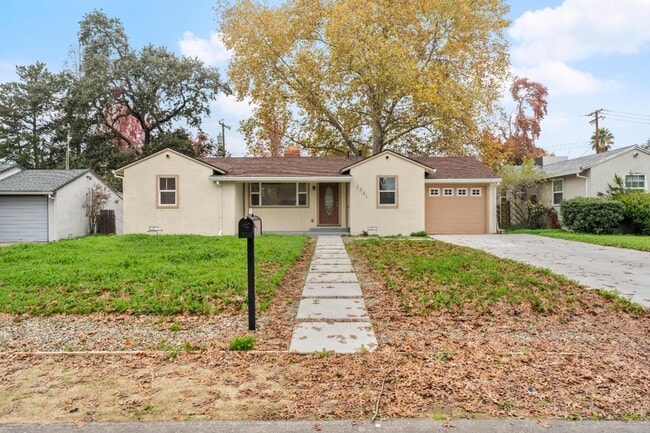 Beautifully Renovated 3-Bedroom Home in Desirable Bohemian Village - Beautifully Renovated 3-Bedroom Home in Desirable Bohemian Village