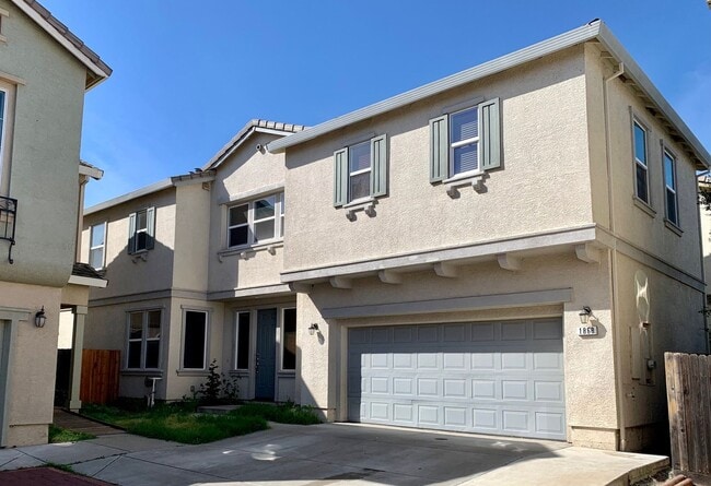 Building Photo - Spacious Four Bedroom, Three Bath Home in ...