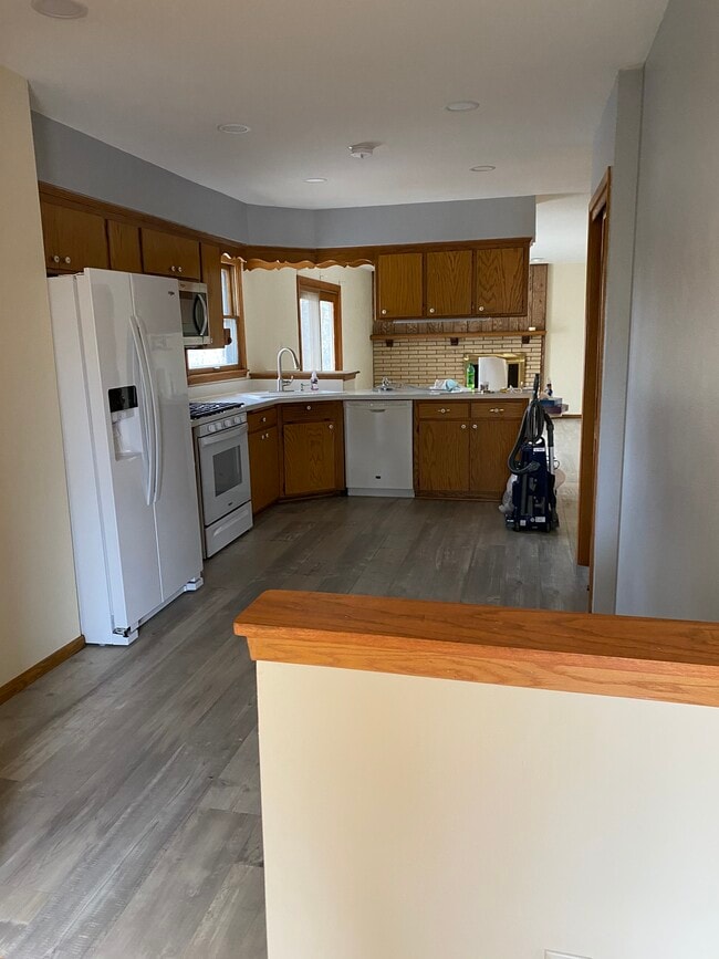 Kitchen - 511 W Dean Ct