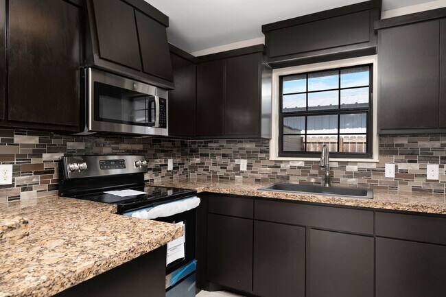 Building Photo - Updated 3 Bed/2 Bath/2 Car Located in Lazy...