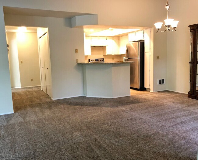 Building Photo - Spacious 2db, 2ba Condo Downtown Bellevue ...