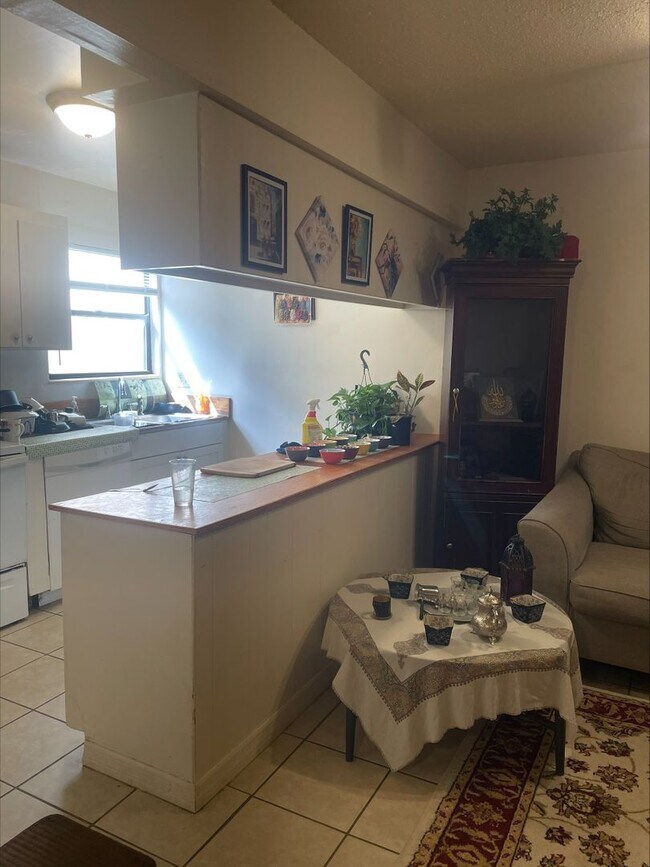 Foto del edificio - Location, location, location! 875 SF Unit-...