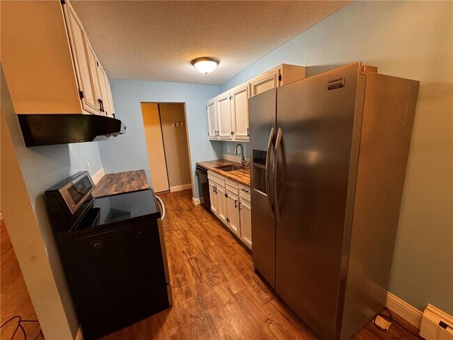 Foto del edificio - 4584 Cedar Lk Rd S
