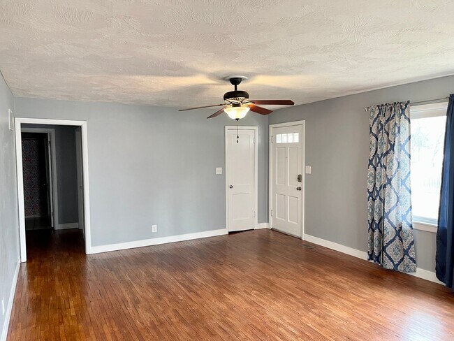 Building Photo - Updated Bungalow in Heart of City!
