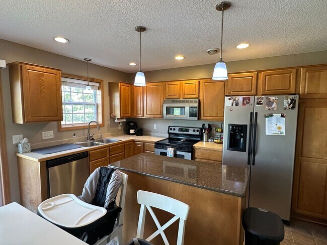 Foto del edificio - Lakeville End Unit Town Home, 2 Car Garage...