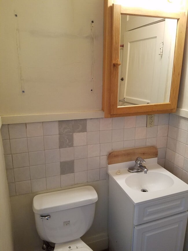 Building Photo - 810 W 25th St