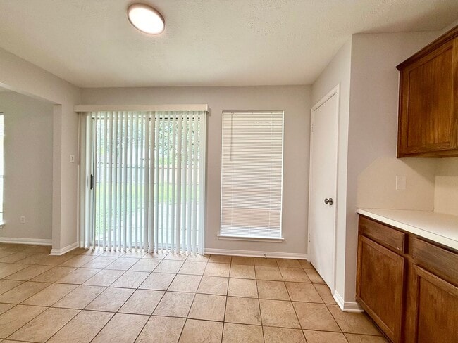 Building Photo - Beautiful One Story Home