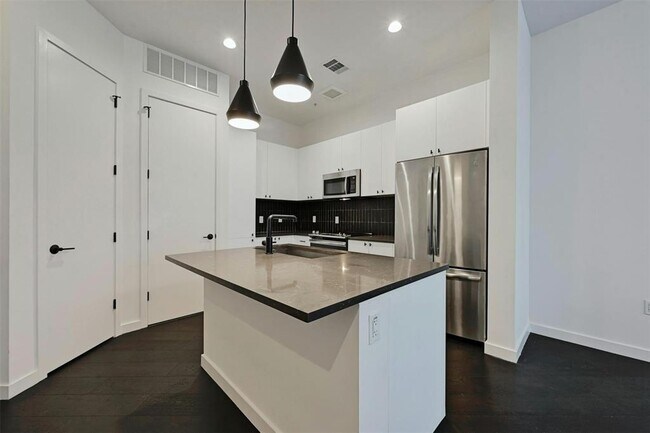 Foto del edificio - 800 Embassy Dr