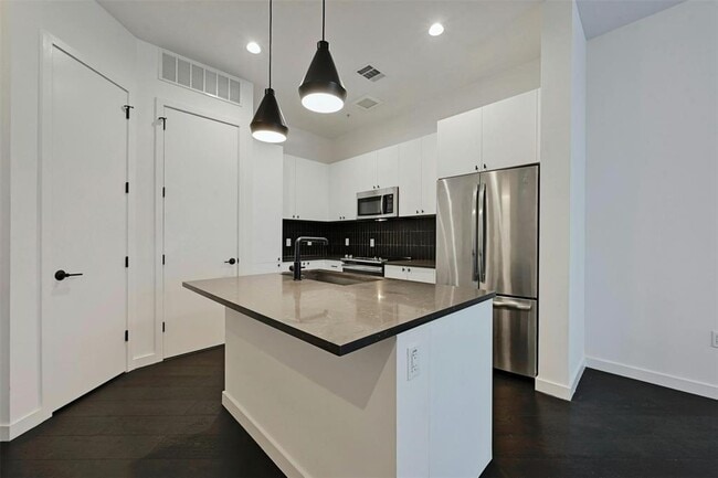 Building Photo - 800 Embassy Dr