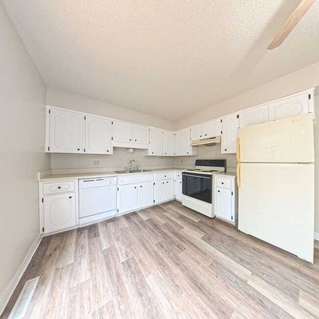 Building Photo - 611 Hickory Hill Ln