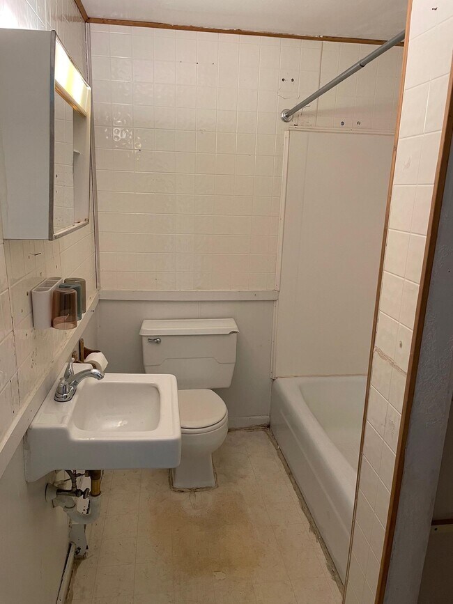 20 Mitchell St, Manchester, NH 03103 Room for Rent in Manchester, NH