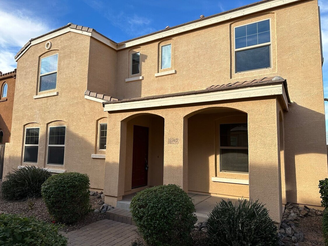 Primary Photo - Beautiful 3 bedroom plus den, 2.5 bath hom...