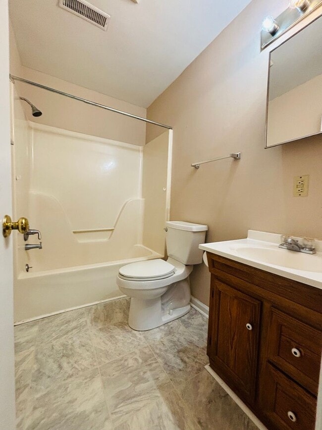 Building Photo - 2 Bedroom 1.5 bath Duplex
