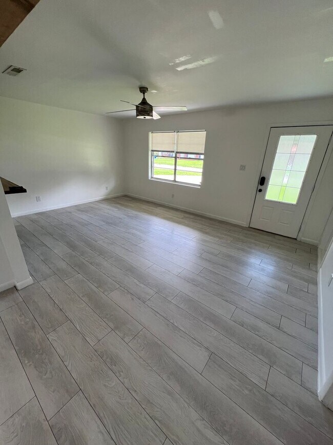 Foto del edificio - Updated 3BR | Solar Panels + Fenced Yard