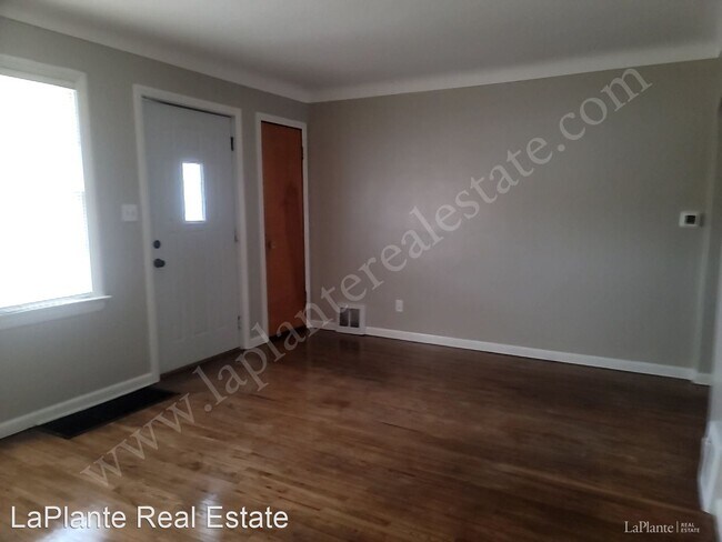 Building Photo - 3 br, 1 bath House - 3437 Saint Bernard Dr...