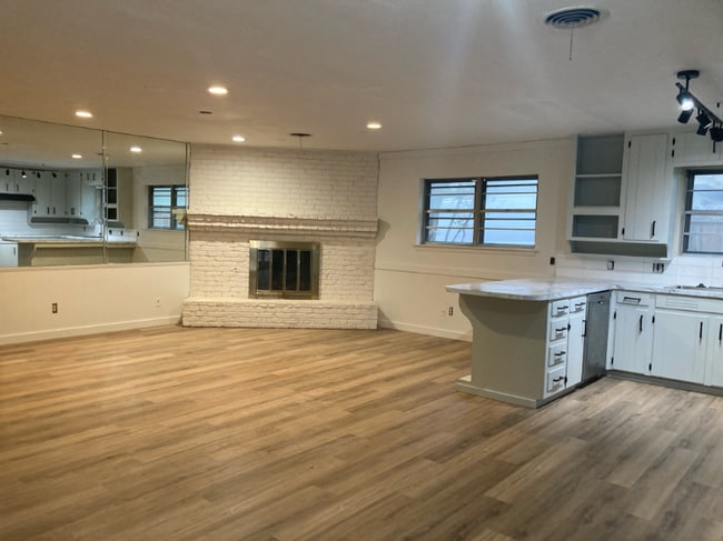 Foto del edificio - 824 Livingston Dr