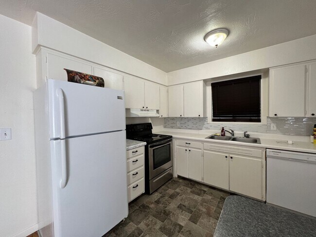 Building Photo - Cozy Home on Corner Lot!
