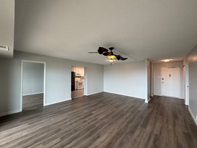 Building Photo - Bright and Spacious 2 Bed 1 Bath Condo Wit...