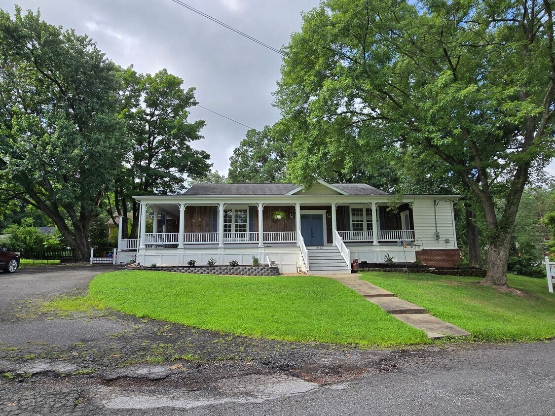 Foto principal - Charming One-Level Retreat with Wraparound...