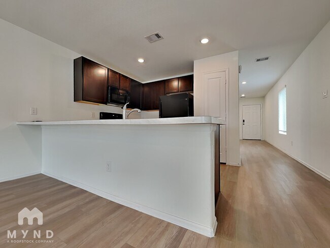 Foto del edificio - 26815 Wilderye Cv Ln