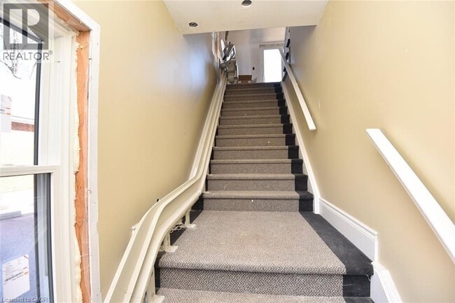 Building Photo - 284 Wilson St E