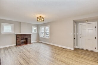 Building Photo - 544 S Poplar Dr