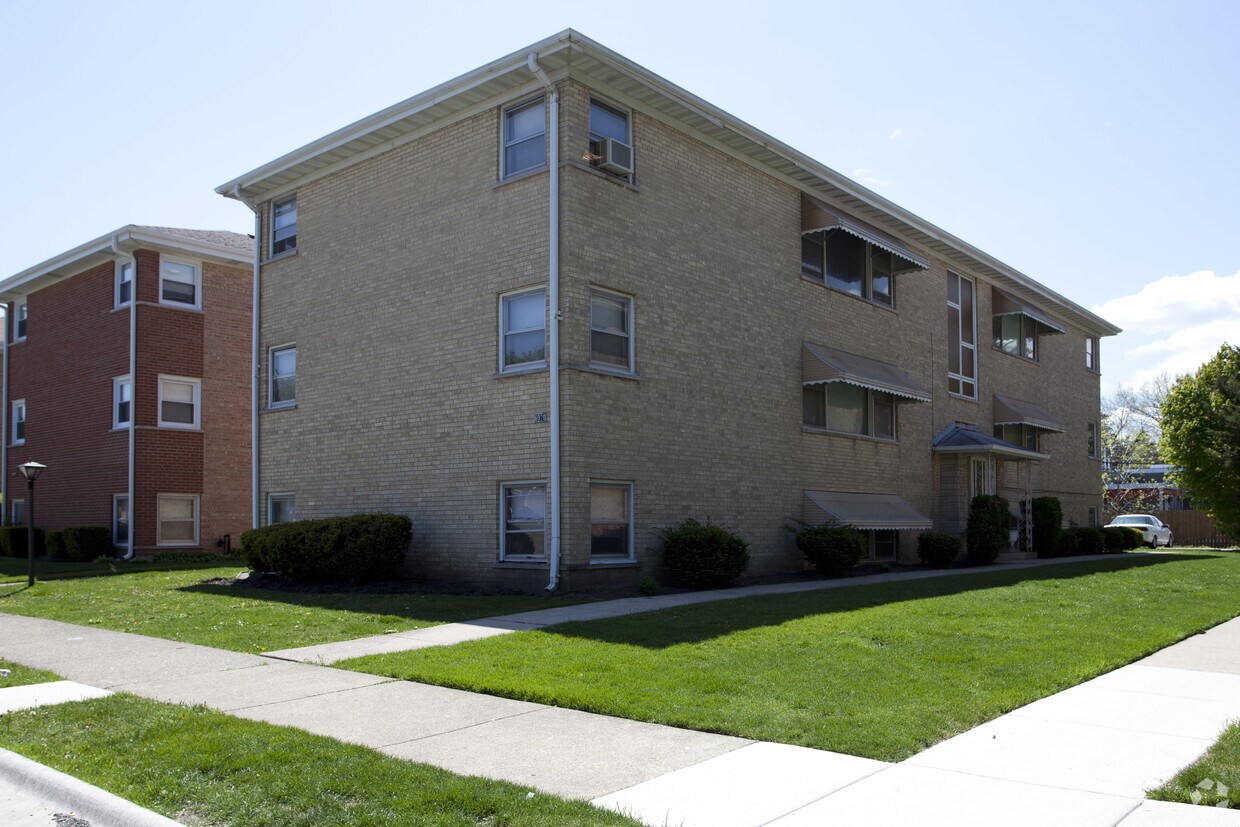 Building Photo - 6920 N Rosemary Ln