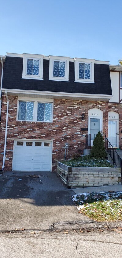 Primary Photo - Spacious 3 Bed/1.5 Bath Townhouse