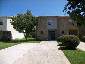 Building Photo - 11 Poulton Dr NW